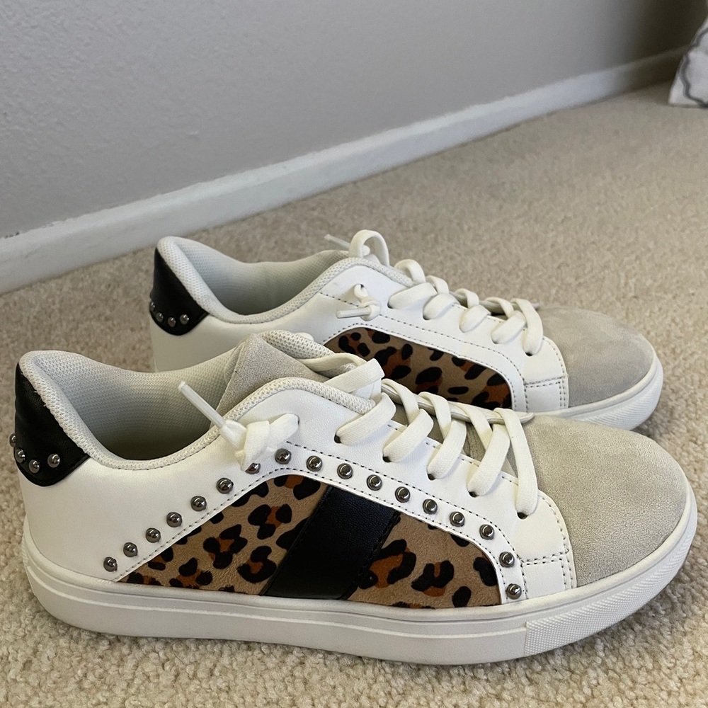 Woman’s tennis shoes size 6